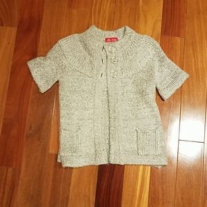 Short sleeve sweater.